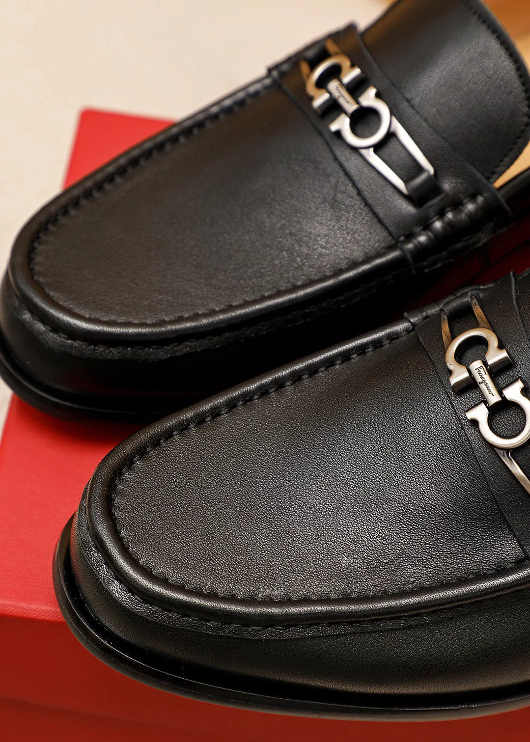 Men's shoes 💰442 💐 Product trademark: Ferragamo "Ferragamo" casual leather shoes Regular size: 38-44 (45.46🉑️customized) Product materials: Selected imported first-layer calfskin upper + original hardware buckle, imported water-dyed cow leather lining. Strong three-dimensional visual effect, combined outsole Color: 1⃣️color optional